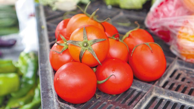 半年前价格暴跌的牛番茄，现在价格翻涨，有自助餐业者考量成本，暂停供应番茄炒蛋。（张毓翎摄）