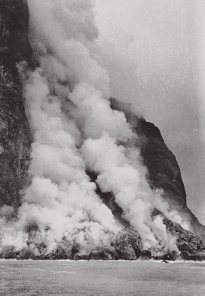 曾是龟山岛民的头城镇民代表简英俊，在脸书中贴出一张67年前的老照片，只见喷发的磺烟直上天际，相当壮观。（宜兰县史馆提供／李忠一宜兰传真）