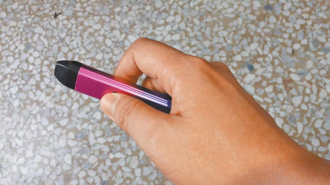 花蓮高中生電子煙使用率在5年內倍增3倍，縣議員催生縣府盡快擬訂相關自治條例，杜絕電子煙在校園流竄。（民眾提供／羅亦晽花蓮傳真）（吸菸有害健康）