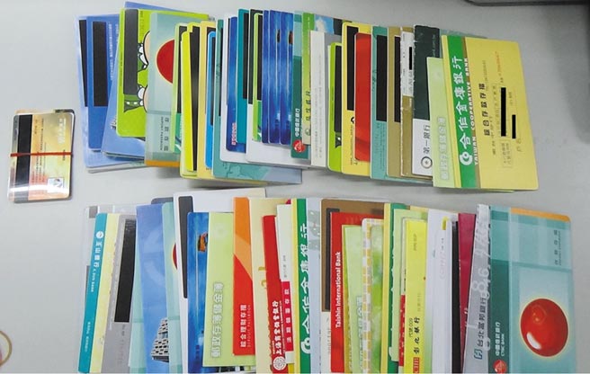 司改会关切诈欺人头帐户的被告人权，检察官抨击，如果法律纵容判决这些人头帐户无罪，那又有谁来保护更可怜的人？图为警方查获诈团搜购的金融帐户。（警方提供）