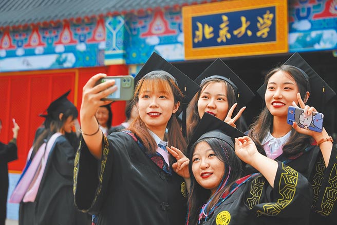 大陆全国各地被冠以「北大XX学校」、「北大附中XX学校」、「北大附属XX学校」等名号的学校有上百所。（中新社）