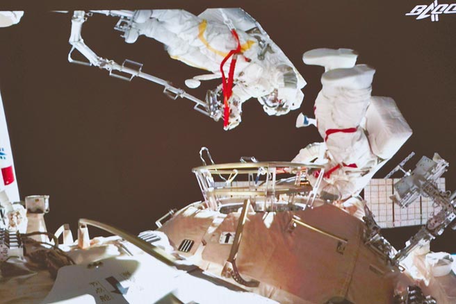 大陆神舟十三号太空人7日晚至8日凌晨，歷经6.5小时完成出舱任务，王亚平成为第一位实现「太空漫步」的中国女太空人。（新华社）