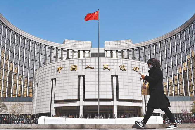 大陆外匯存底3.21兆美元转正成长，终止2连跌。图为行人从北京中国人民银行门前走过。（中新社）