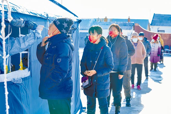 大陆近一个月的新冠疫情已蔓延多省市，确诊本土病例达900多人。图为7日黑龙江黑河市民眾在冰天雪地中，排队做核酸检测。（新华社）