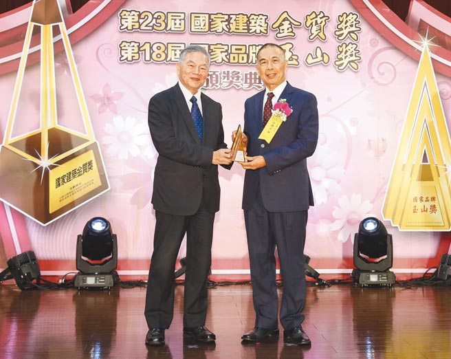 台湾中油公司荣获国家品牌玉山奖共八大奖项，由总经理兼代理董事长李顺钦等代表领奖。（台湾中油提供）