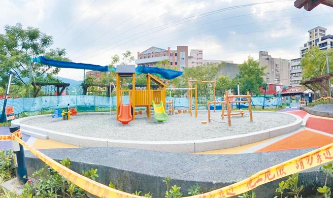 新北市深坑儿童游戏场于4月完工，受疫情影响9月13日检验完成，于11月7日才开放启用。（摘自深坑区公所脸书／叶书宏新北传真）