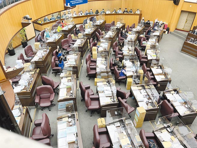 桃园市议会8日审查预算，国民党以人数优势，删除客家局世界客家博览会和补助客家文化基金会7笔预算，共2亿3110万元。（蔡依珍摄）