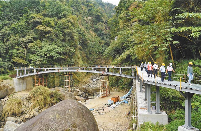 南投縣瑞龍瀑布新建觀瀑平台，可以近距離感受瀑布的磅礡氣勢。（南投縣政府提供／廖志晃南投傳真）