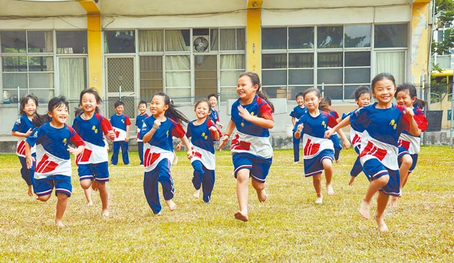 屏东县议员推动月经平权，建议在各校能提供免费女性生理用品，终结月经贫穷。（林和生摄）