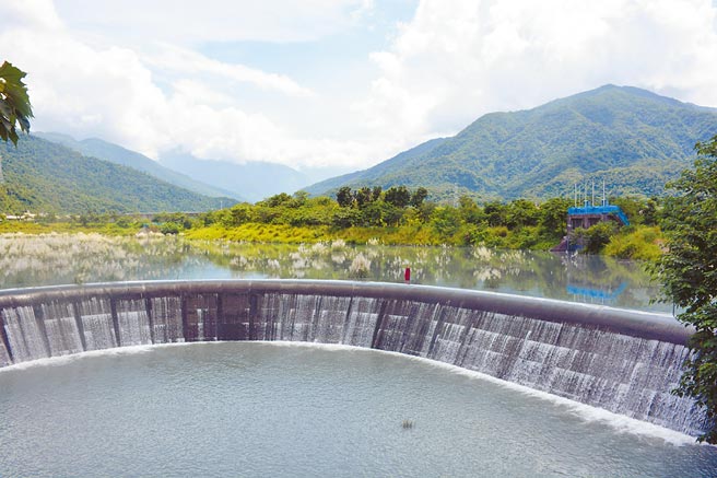 屏東地下水源豐沛，導致自來水普及率始終低迷，但今年已正式突破6成。圖為大潮州人工湖。（林和生攝）
