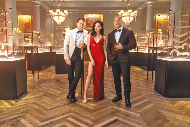 巨石强森（右起）、盖儿加朵、莱恩雷诺斯私交好，在《红色通缉令》呈现完美默契。（Netflix提供）