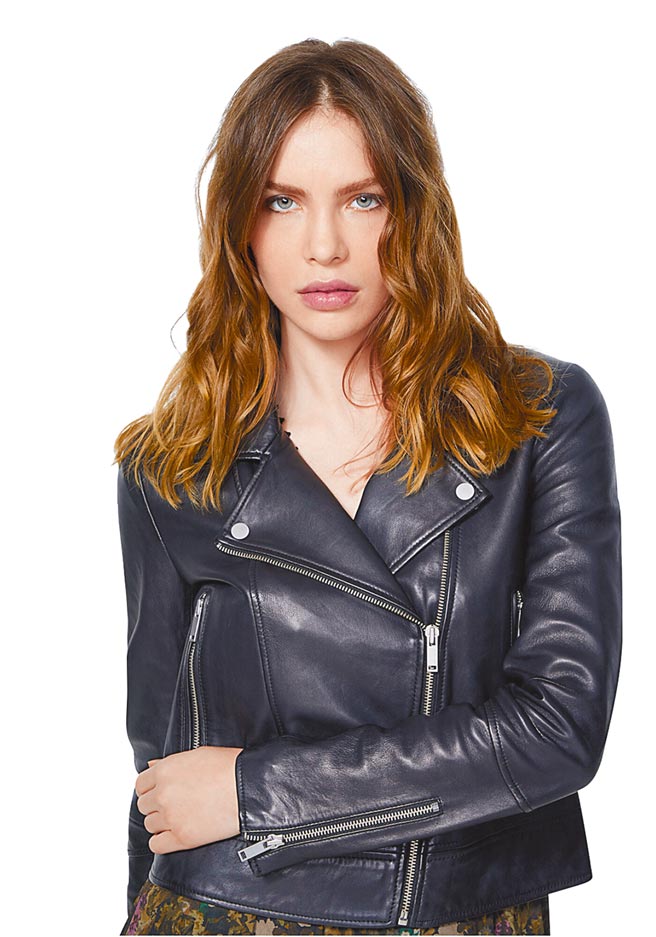 SOGO忠孝馆店长严选，IKKS经典皮衣，原价2万5980元、特价1万8000元。（SOGO提供）