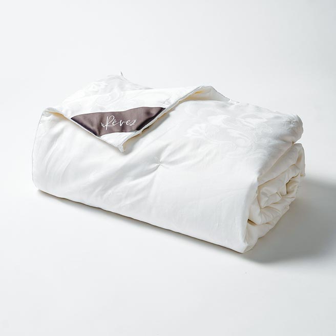 SOGO復兴馆Reve桑长纤蚕丝薄被（双人），原价1万2800元、特价8960元。（SOGO提供）