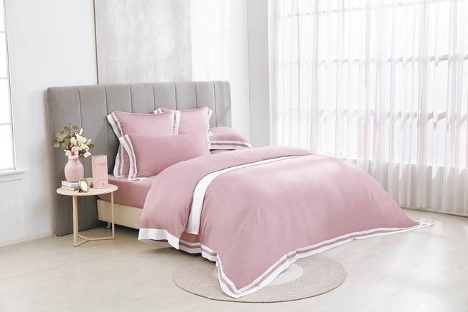 SOGO忠孝馆ONLY SOGO，Tonia Nicole 100％莱赛尔（天丝）印花双人四件式床组-粉樱，原价1万5960元、特价7980元，再赠素色双人雪芙蓉毯，限量30组。（SOGO提供）