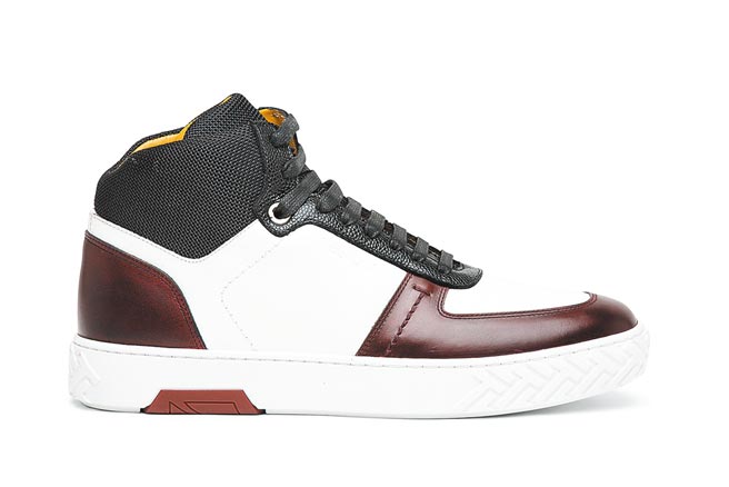 自A.Testoni改名為Amedeo Testoni後，作品亦發顯得年輕，今年秋冬發表的Ravenna Vintage就一口氣融入品牌3個歷史圖樣，從六角型、無盡T和永恆T圖紋中，誕生Amedeo Testoni的全新風貌（見圖）。（1萬9900元，Amedeo Testoni提供）