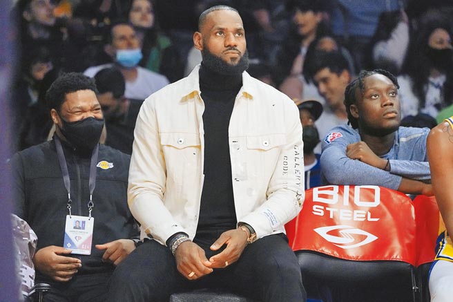 看来等到詹姆斯穿上球衣復出的时间可能要更久。（美联社资料照片）