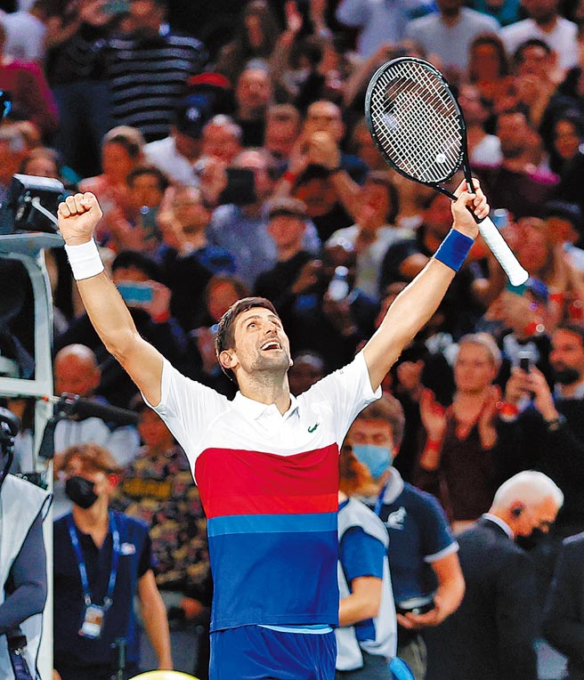 喬柯維奇高舉雙臂慶祝拿下巴黎大師賽冠軍。（路透）