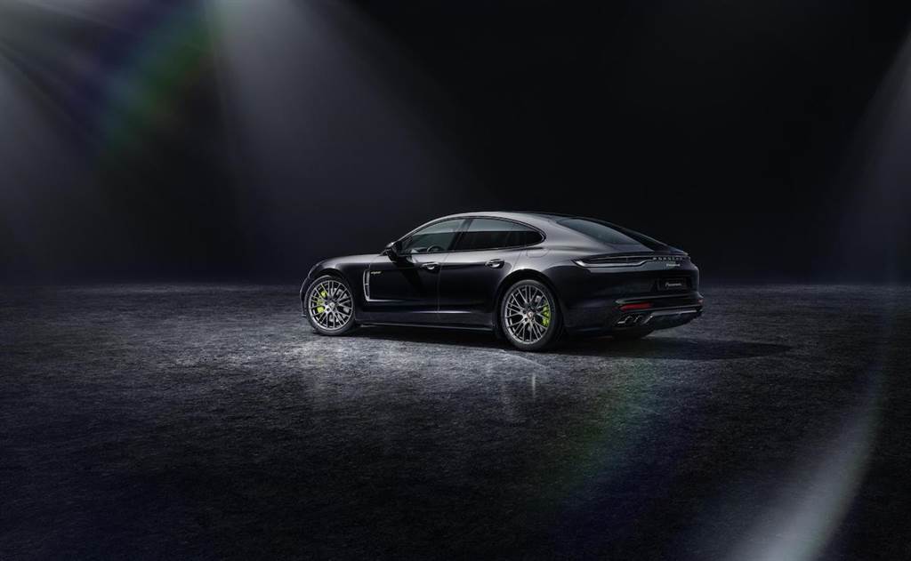 售價601萬、628萬雙車型，Porsche Panamera Platinum Edition白金版開始接單。(圖/CarStuff提供)
