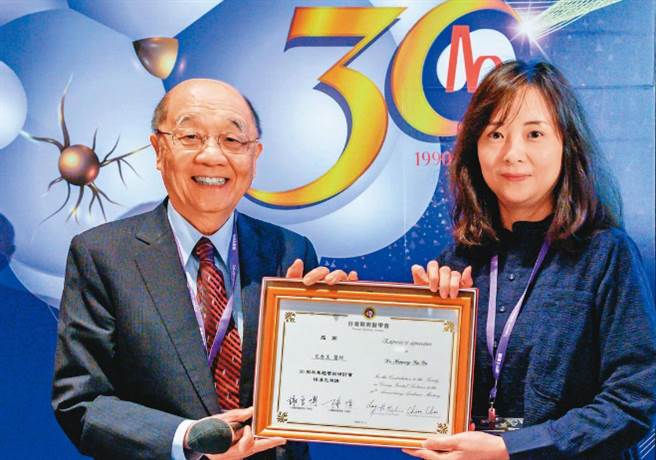 尤香玉(右)出席学术研讨会，癫痫医学会颁发感谢状给尤。（翻摄台湾癫痫医学会官网）