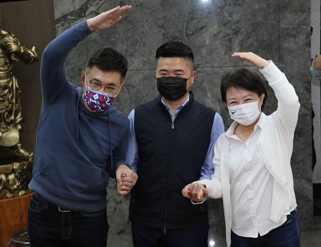 前立委顏寬恒經過多日考量，決定投入台中第二選區立委補選，9日晚間，台中市長盧秀燕（右）與國民黨前主席江啟臣（左），一起牽著顏寬恒，比出愛心手勢相挺。（黃國峰攝）