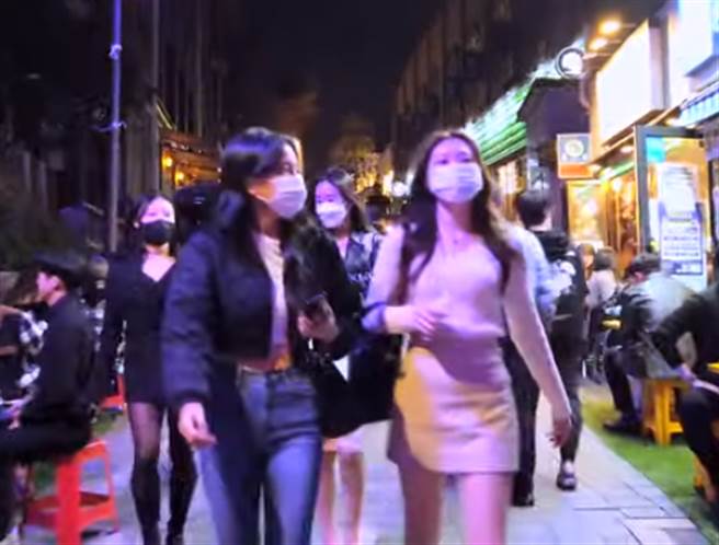 南韓素人造型時髦，街頭穿搭掀起模仿風潮。（翻攝Watchers Club YouTube）