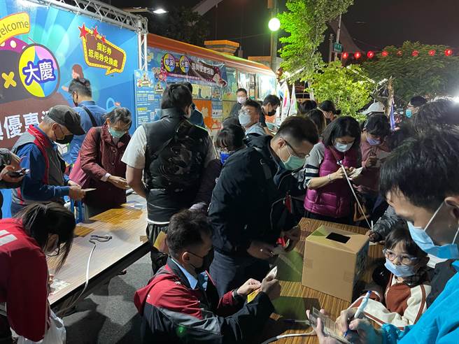 市府與旱溪夜市及大慶夜市合作，舉辦夜市美食優惠活動。（台中市府提供／盧金足台中傳真）