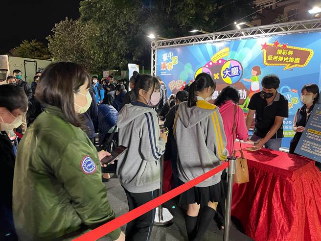 自11月9日起至11月14日止為期六天，民眾只要來夜市出示「2021台中購物節」APP，就可以跟夜市領取抵用券，共發放2500張。（台中市府提供／盧金足台中傳真）