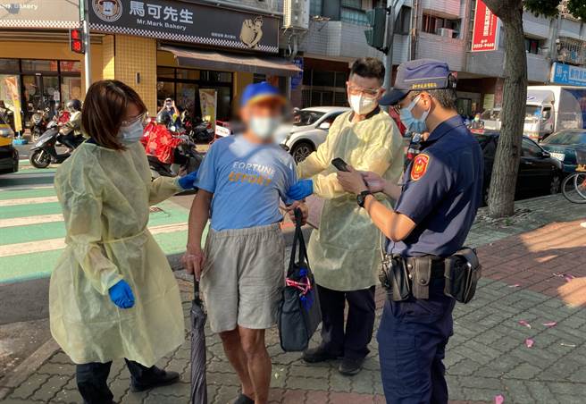 71歲失智的吳姓阿伯跌坐路旁，員警獲報到場要協助他返家。（台中市第三警分局提供／馮惠宜台中傳真）