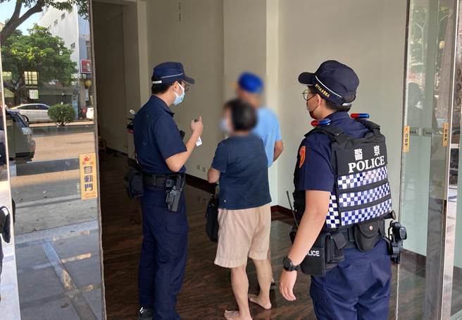 員警成功找到吳姓阿伯的家，順利將他送返家中，吳妻對於員警的協助也感謝不已。（台中市第三警分局提供／馮惠宜台中傳真）