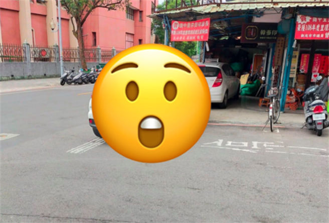 網友發現板橋某里長將轎車以「離譜」方式停在住家門口，照片中該里長的轎車就直插在一處三角窗店面前，全部車身幾乎都在柏油路上，明顯已阻礙交通。（翻攝自臉書「爆料公社」）