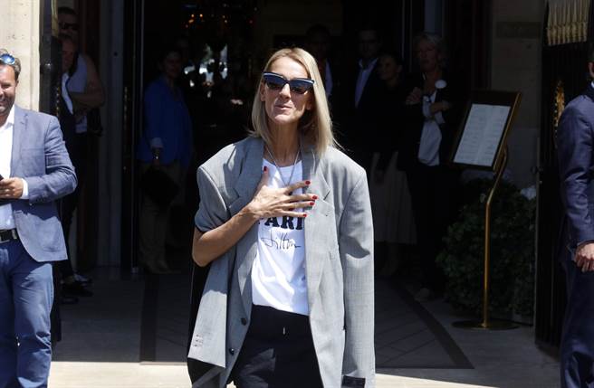 席琳狄翁爆肌肉痉挛恶化，人瘦成皮包骨，亲友更认了她无法下床行走，近乎瘫痪。(图／达志提供)