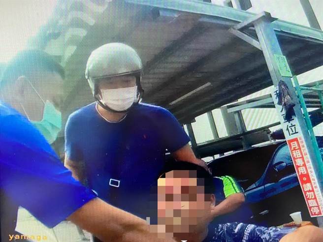 警方在工地逮捕邱姓毒品通緝犯。（翻攝照片／石秀華高雄傳真）