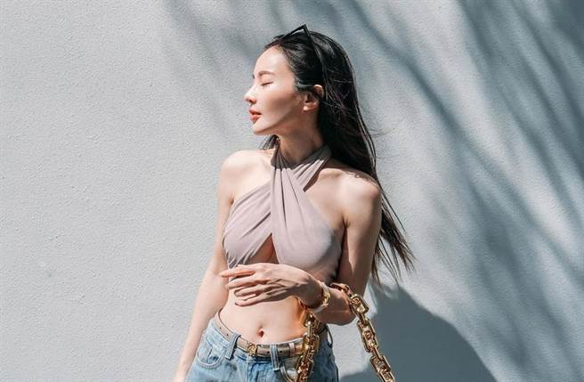 田以熙仅用两条布料遮雪乳。（图／翻摄自natalietien IG）