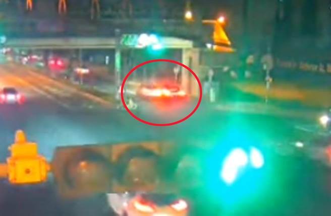 男大生开白色福斯擦撞黑色玛莎拉蒂，被打到颅内出血昏迷。（截自监视画面）