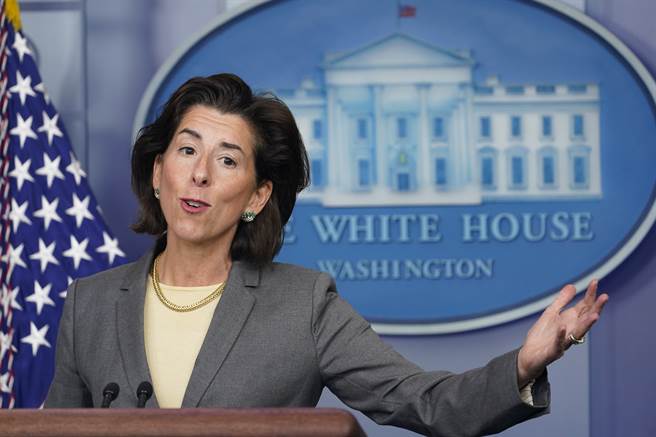 美国商务部长雷蒙多（Gina Raimondo）。 (图/美联社) 