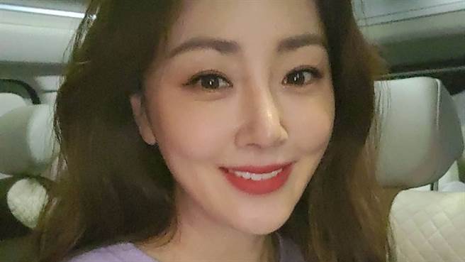 吴娜拉近日推出新电影并在採访时公开与男友交往21年的恋爱秘诀。（图／IG@sabita_5）