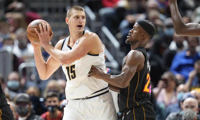 吉米巴特勒赛后跑去金块更衣室(美联社资料照)