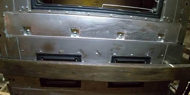 台鐵EMU900空調機排水孔阻塞發生漏水。（台鐵提供）