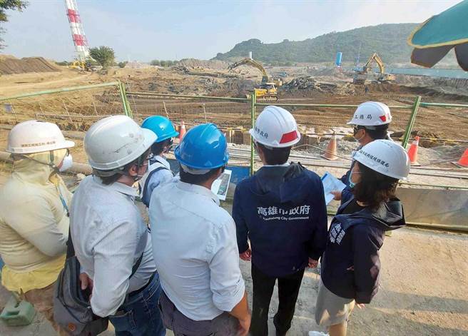 高雄市长陈其迈日前与市府团队到中油高雄炼油厂关心整治进度。（柯宗纬翻摄）