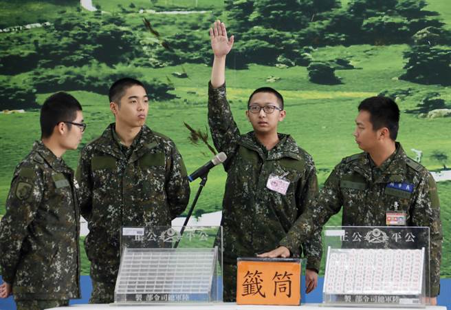 图为总统蔡英文（前左）日前到陆军台中成功岭营区慰勉官兵，并巡视新训实弹射击。(图/中央社) 