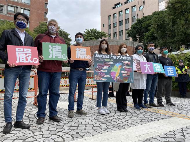反萊豬大眾走聯盟今(10)日於農委會前表示，許多電商平台的豬肉商品未標示產地或原產地，加上傳統市場與夜市標示雜亂，政府承諾清楚標示猶如芭樂票，並點出台灣豬標章5亂象，要求政府做到「嚴」「清」「標」。（李柏澔攝）