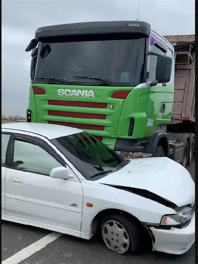 西滨快速道路北上接近洋厝交流道附近，10日上午10点半左右，发生自小客车和联结车、轿车和拖板车等，4车连环大追撞。（彰化消防局提供／吴敏菁彰化传真）