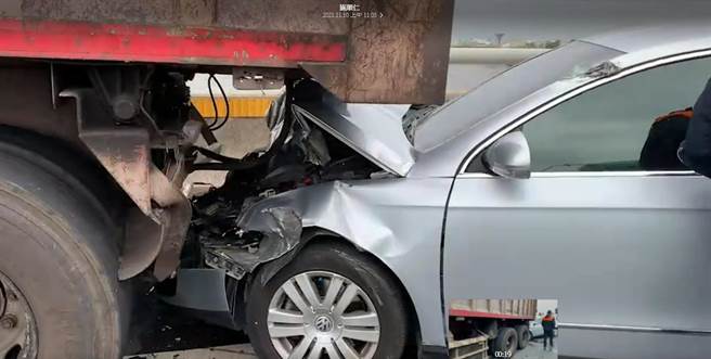 西滨快速道路北上接近洋厝交流道附近，10日上午10点半左右，发生自小客车和联结车、轿车和拖板车等，4车连环大追撞。（彰化消防局提供／吴敏菁彰化传真）