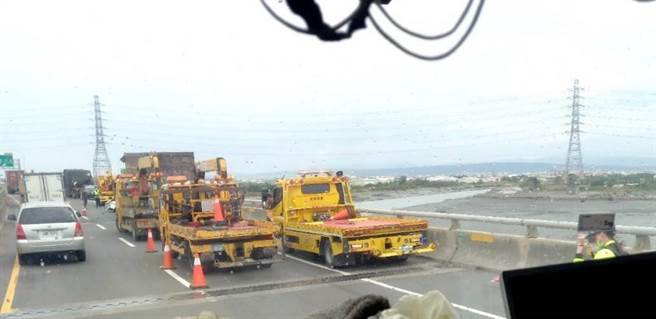 西滨快速道路北上接近洋厝交流道附近，10日上午10点半左右，发生自小客车和联结车、轿车和拖板车等，4车连环大追撞。（彰化消防局提供／吴敏菁彰化传真）