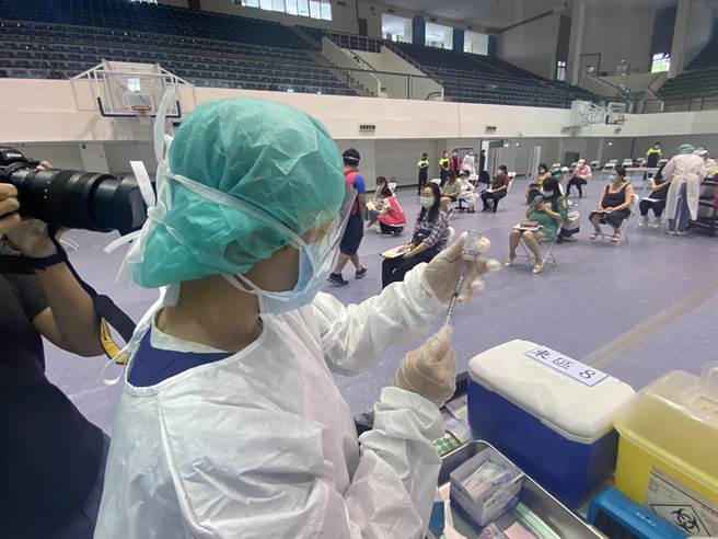 新竹市衛生局為有效利用並加速民眾完成新冠肺炎疫苗接種，10日起開放全市5家醫院及15家診所提供免平台預約接種BNT、AZ疫苗。（陳育賢攝）