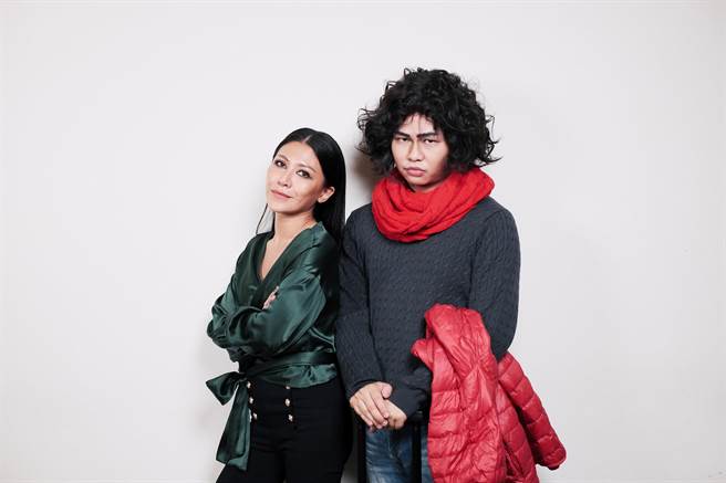 那那大師化身電影《我沒有談的那場戀愛》「郭勤勤」造型迎接艾怡良。(小鋼砲娛樂提供)
