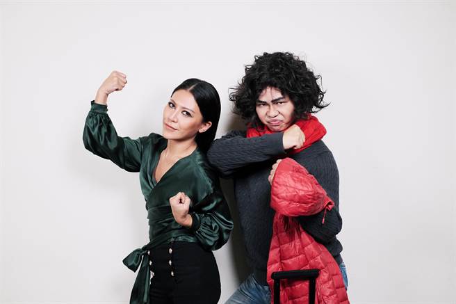 那那大師預祝艾怡良演唱會大成功，也恭喜她入圍金馬新人獎。(小鋼砲娛樂提供)