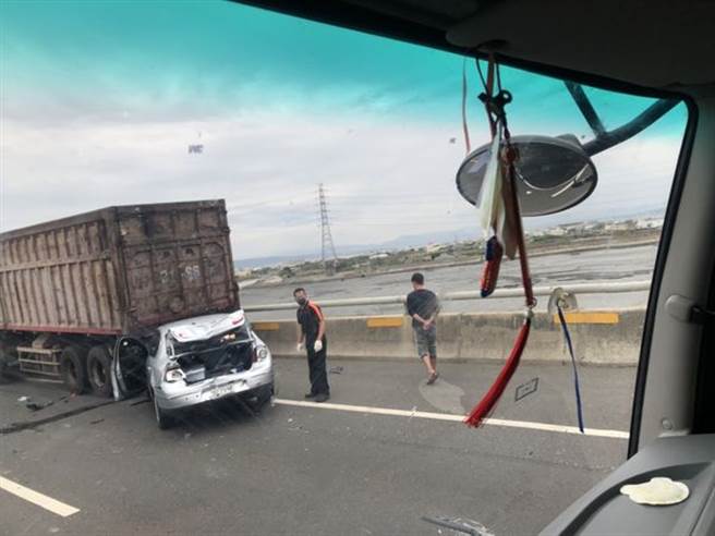 台61西滨快鹿港段4车追撞，小轿车遭大车前后包夹，十分悽惨。（照片来源：记者爆料网）