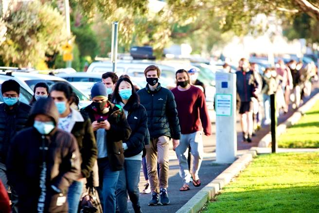 在澳洲念书的大陆女学生朱琼安（Joanne Zhu）打完新冠疫苗后，中了「百万澳币疫苗」（Million Dollar Vax）乐透首奖，一夜变富婆让她笑开怀。图为澳洲墨尔本民眾排队打疫苗的画面。（资料照／shutterstock）