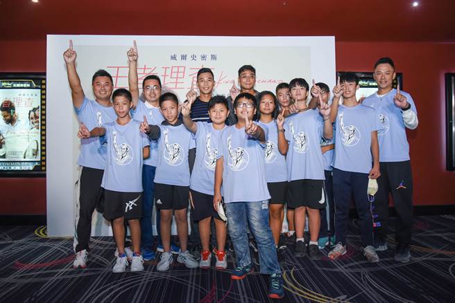 盧彥勳（後排中左）和哥哥盧威儒（後排中右）一同出席電影「王者理查」首映會，為大小威廉絲姊妹奮鬥心路歷程感動。（展逸國際企業提供）